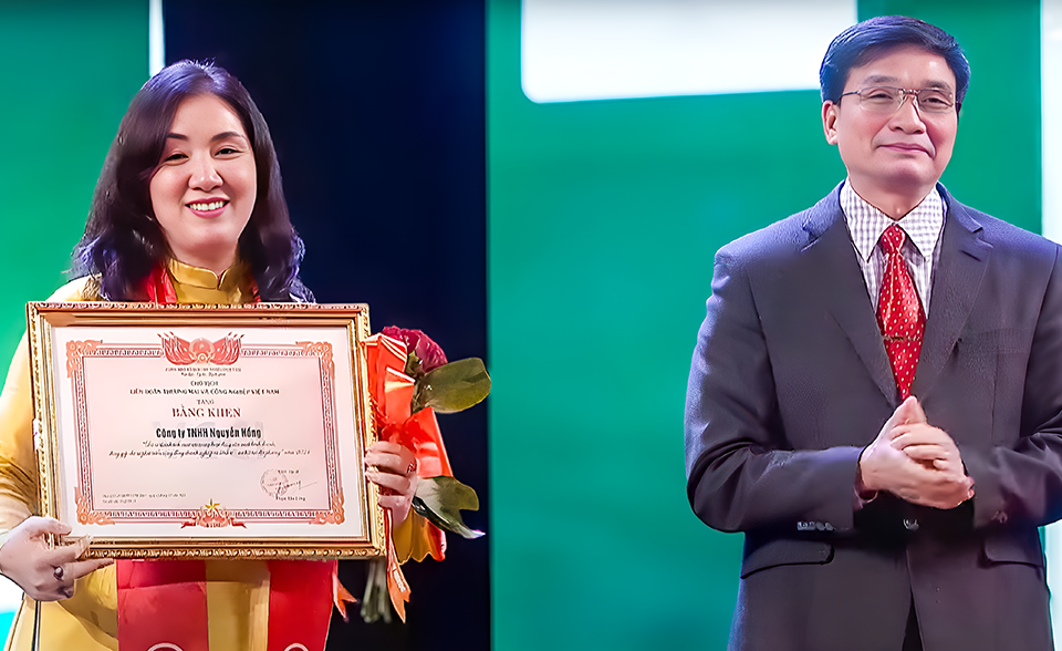 Nguyễn Hồng vinh dự nhận bằng khen từ Chủ tịch Liên đoàn Thương mại và Công nghiệp Việt Nam (VCCI)