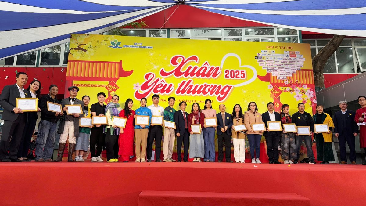 Tập đoàn Nguyễn Hồng trao 600 hộp Ruốc Phô mai SOLSE cho gia đình bệnh nhi với chương trình ”Xuân Yêu thương 2025”