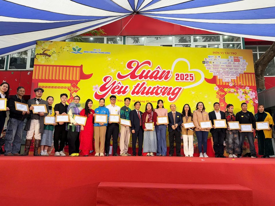 Tập đoàn Nguyễn Hồng trao 600 hộp Ruốc Phô mai SOLSE cho gia đình bệnh nhi với chương trình ”Xuân Yêu thương 2025”