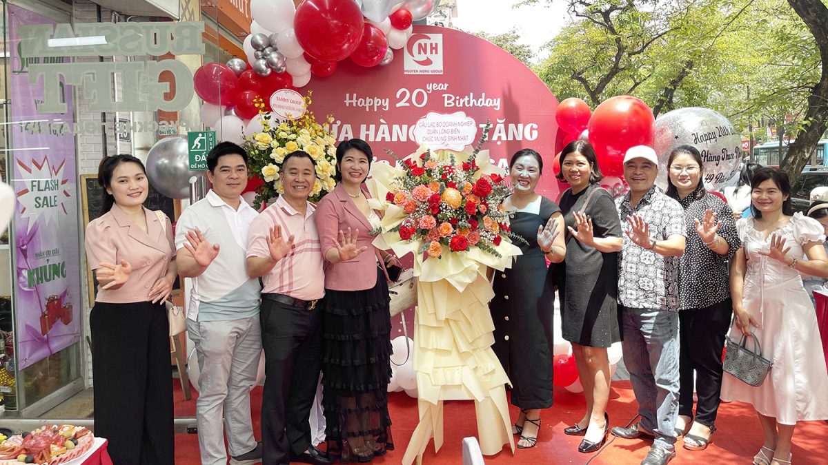Nguyễn Hồng tổ chức sinh nhật 20 tuổi cho Cửa hàng 49 Đào Tấn