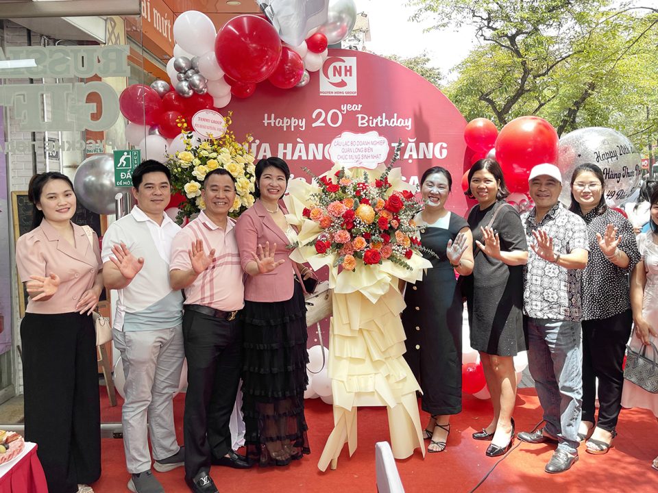 Nguyễn Hồng tổ chức sinh nhật 20 tuổi cho Cửa hàng 49 Đào Tấn