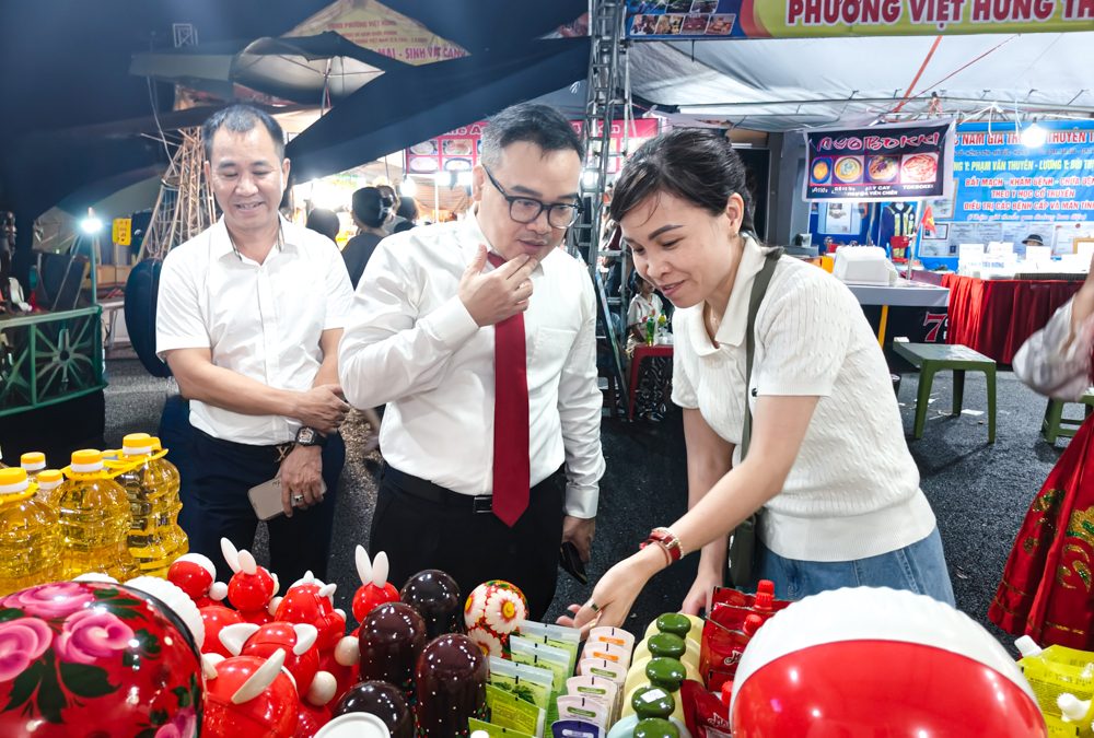 Đông đảo khách ghé thăm gian hàng của Nguyễn Hồng tại Tuần Văn hóa – Thương mại – Sinh vật cảnh 2025