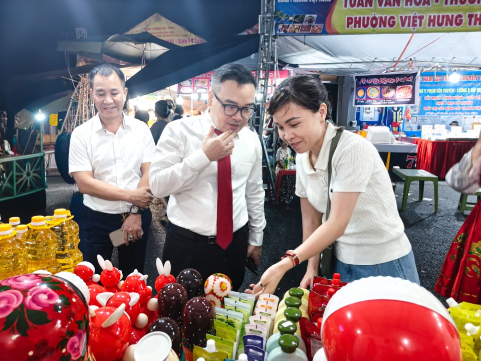 Đông đảo khách ghé thăm gian hàng của Nguyễn Hồng tại Tuần Văn hóa – Thương mại – Sinh vật cảnh 2025